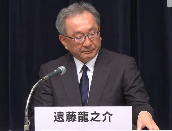 記者会見での遠藤龍之介